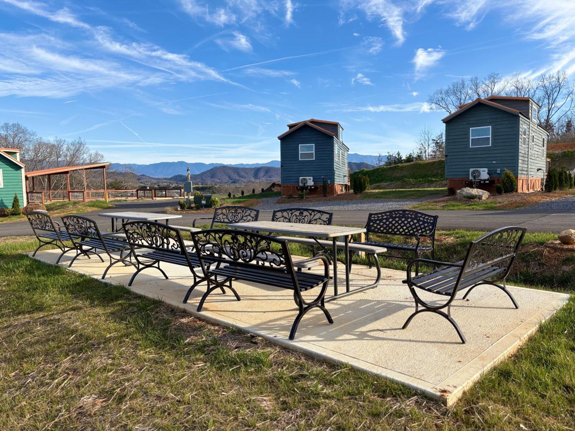 Sojourn Lodging Sevierville Bagian luar foto