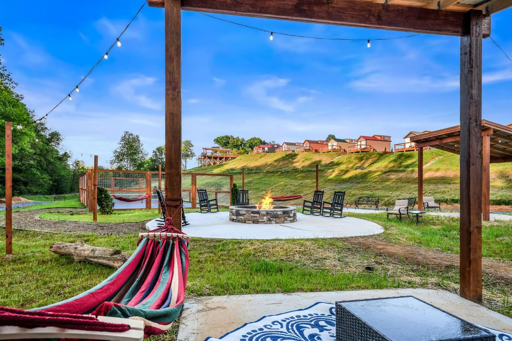Sojourn Lodging Sevierville Bagian luar foto